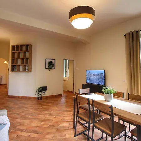 Large And Elegant Apartment Rom